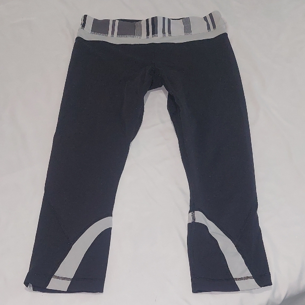 Lululemon Black and Gray Performance Leggings with Elastic Waistband